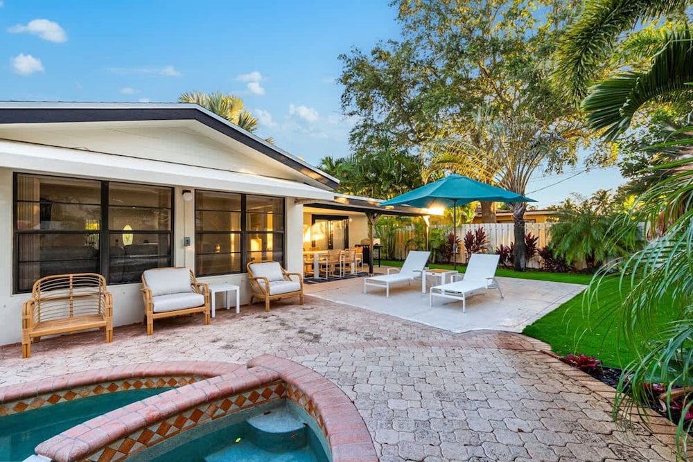 Tropical Getaway Heated Pool Patio Retreat