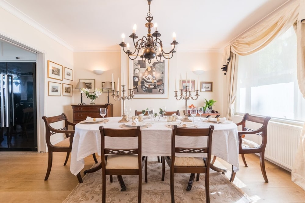 Elegant 3 Bedroom Home Located in South Kensington