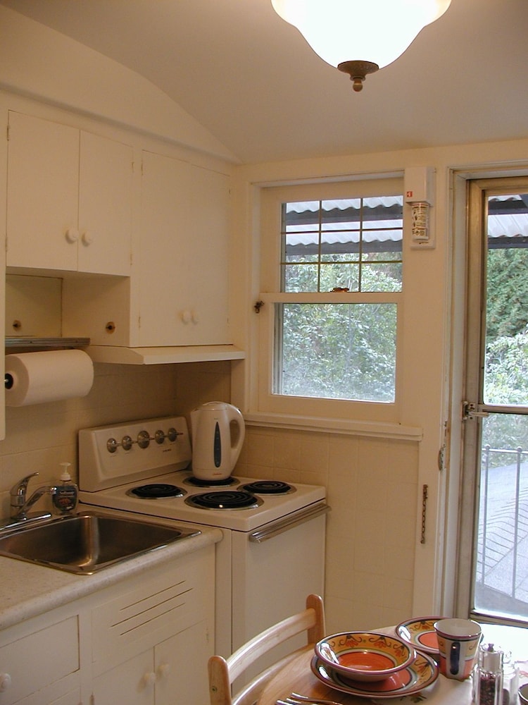 Peterborough Vacations - Burleys Gardens and Suite - Property Image 4