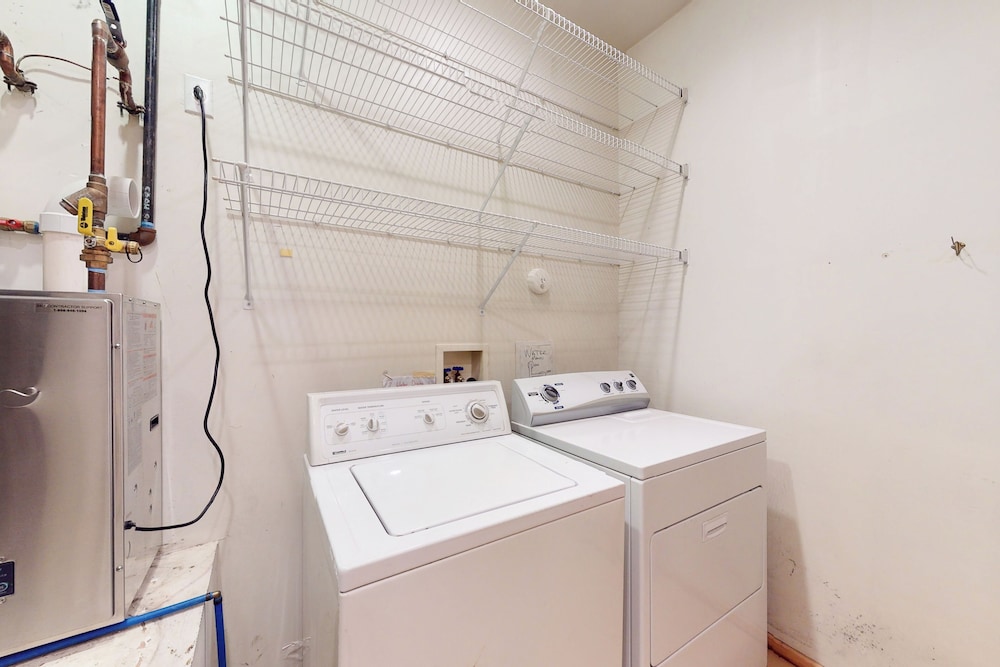 Quiet 2BR Fireplace Balcony W & D
