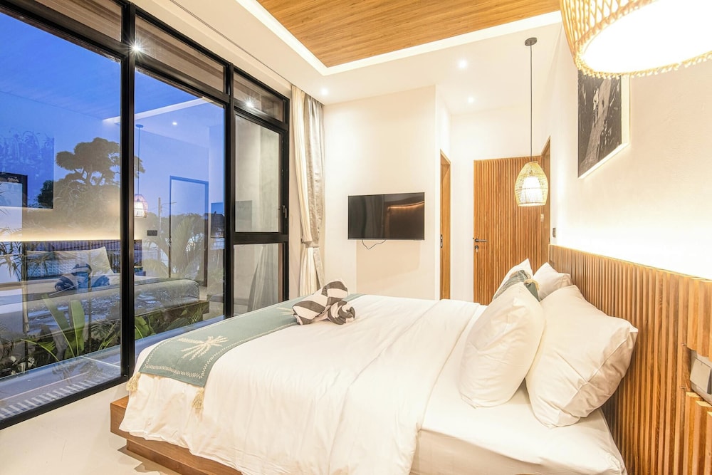 Luxury 5BR Retreat, 400m From Café Del Mar Shore
