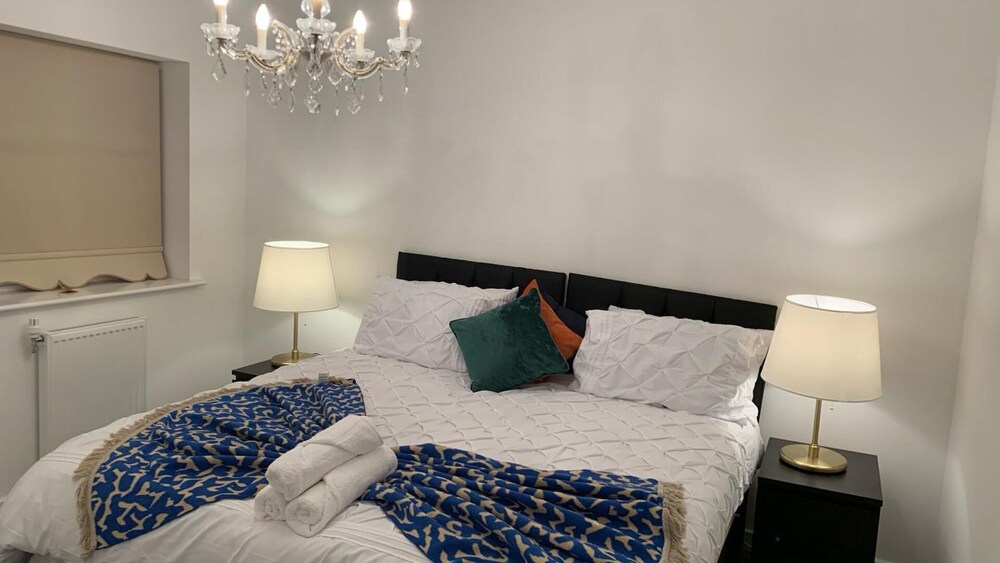 Pristine 3-bed House in Grays view 2