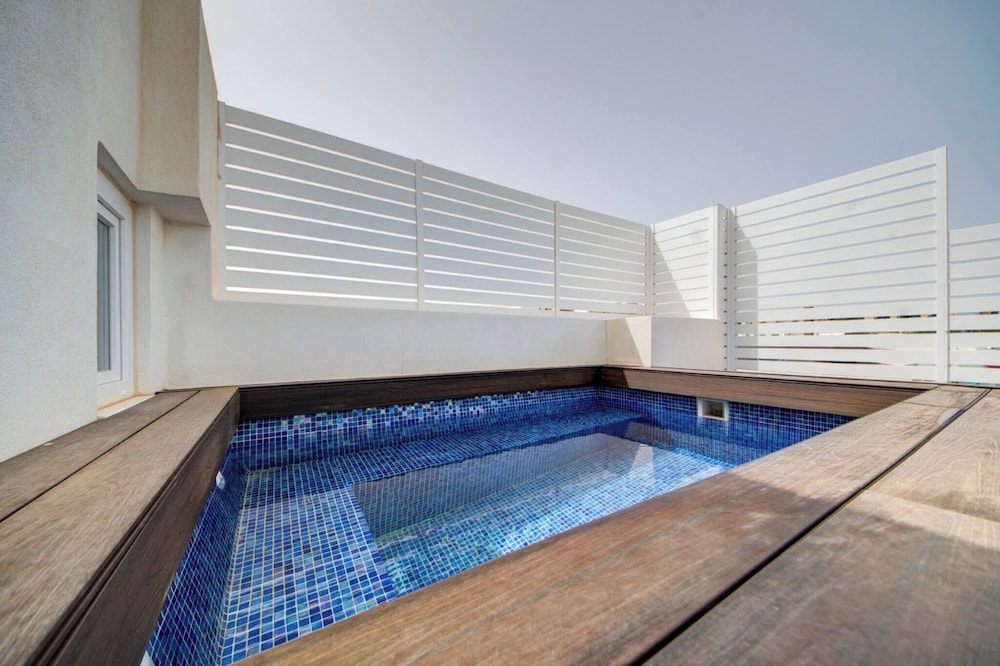 Luxury Penthouse With Private Pool and sea Views, Sleeps 6
