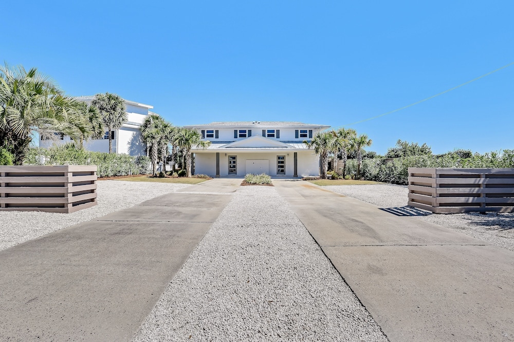 Stunning House With Oceanfront Deck and Direct Access to Beach by Redawning view 4