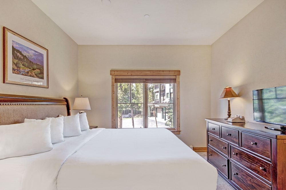 Modern 3br Mountain - Winter Escape Mins To Slopes 3 Bedroom Townhouse by RedAwning