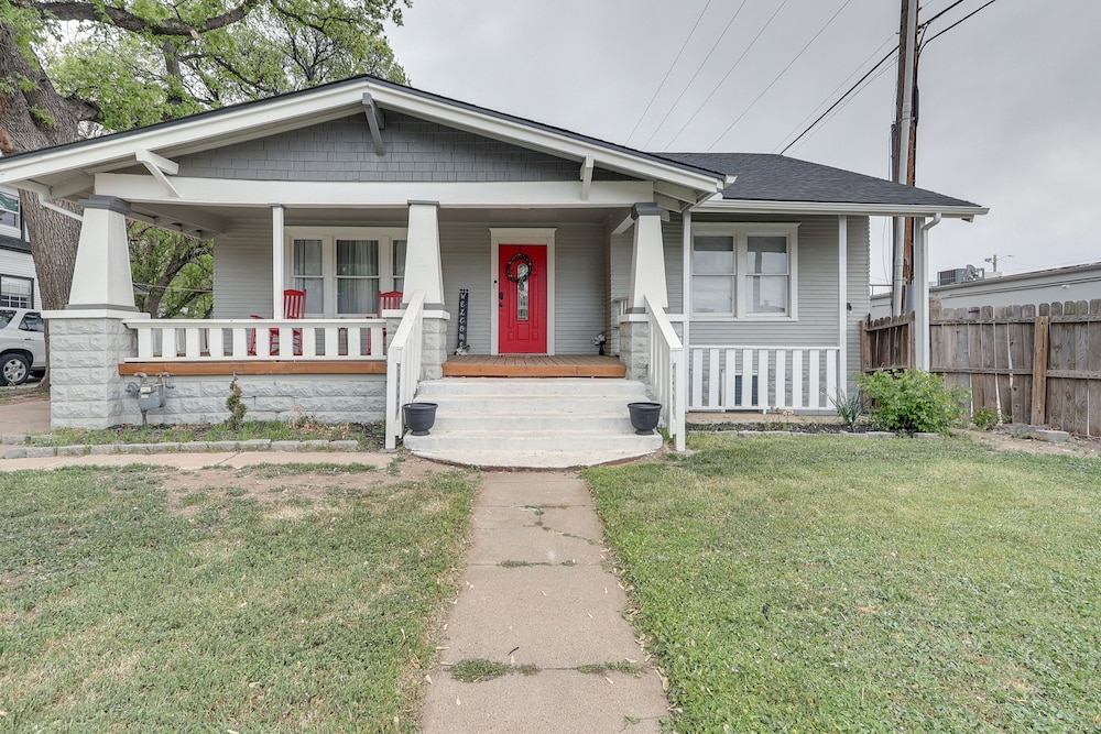 Pet-friendly Wichita Home w/ Deck, Near Dtwn view 3