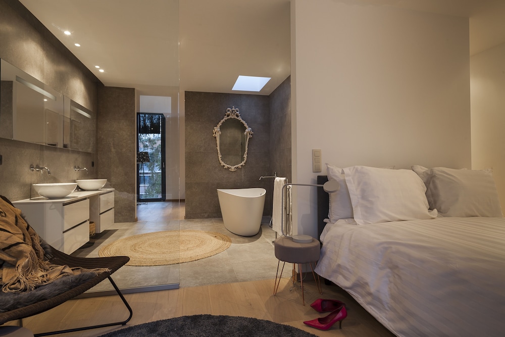 Unit 3 - Modern Smart Home Triplex Private Garden & Parking view 4