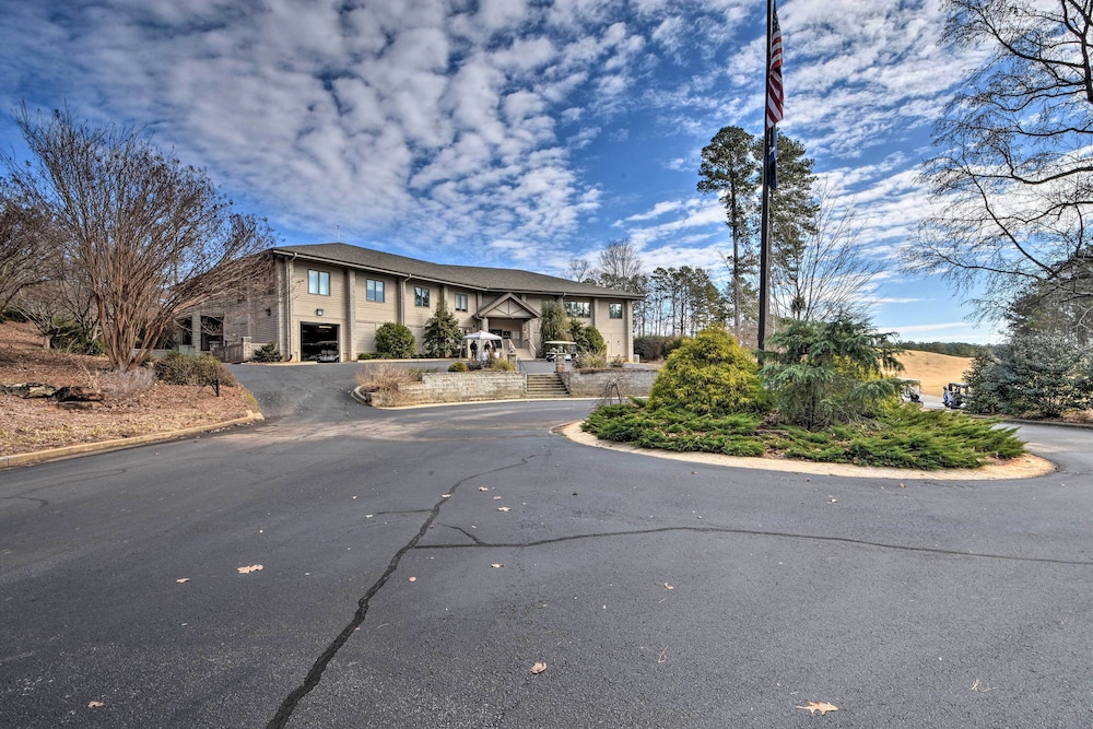 Resort-style Condo w/ Balcony on Lake Keowee view 3