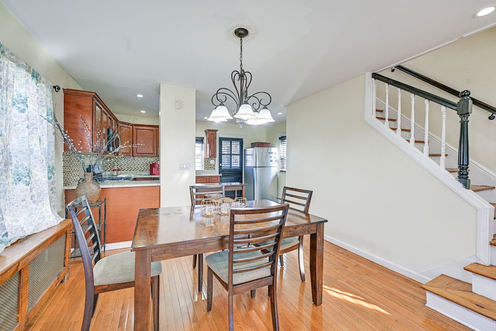 Charming Valley Stream Home: 24 Mi to Central Park view 4