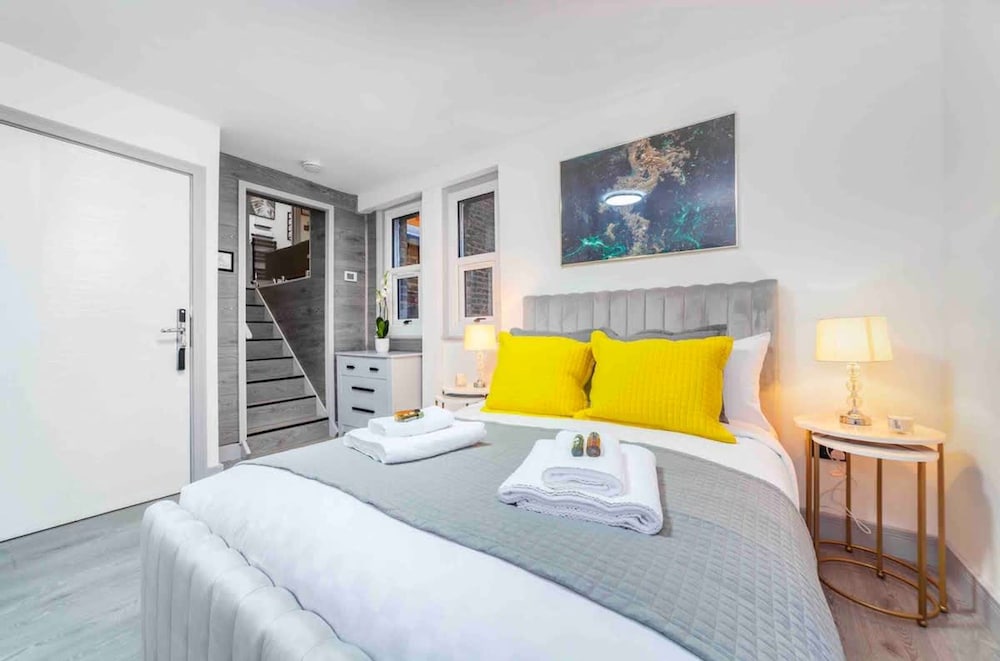 Modern and Spacious Duplex in Earls Court