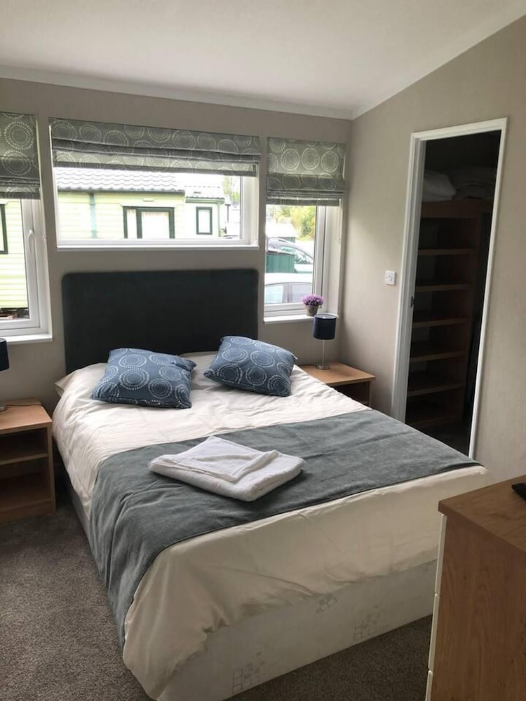Beautiful and Tranquil Lakeside Lodge - Sleeps 5 view 4