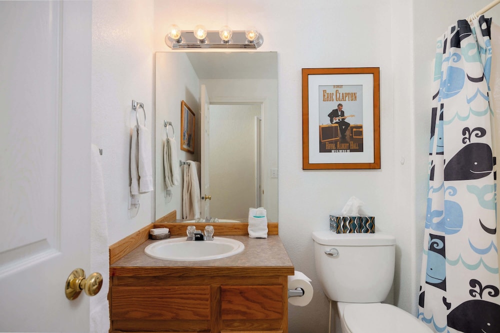Rock Bluff Retreat - Home for 6!