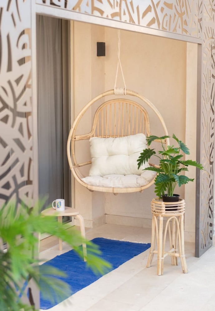 Xuru Stays I Exotic 1bdr w/ Outdoor Terrace Pool & Beach Access