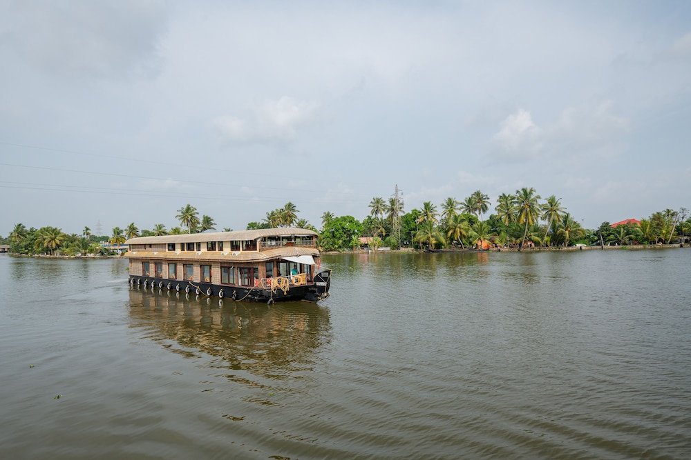 OYO 22759 Houseboat Luxury Smart Gold 6 BHK view 5