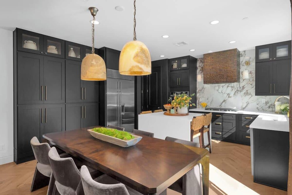@marbella Lane - Stylish Dream Home in RMV w/ Pool