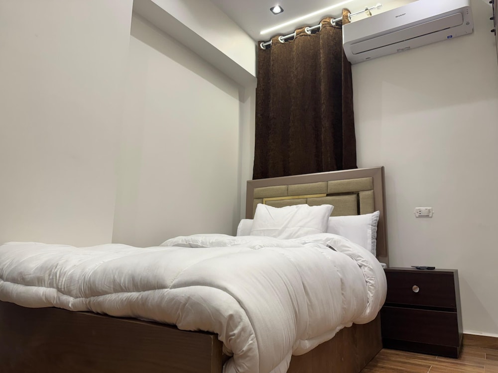New White Pyramids Inn