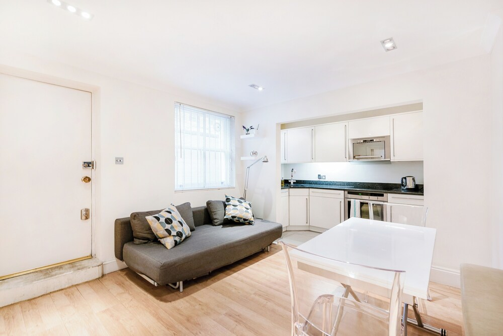 Central Apartment-sleeps 4-98 Walking Score