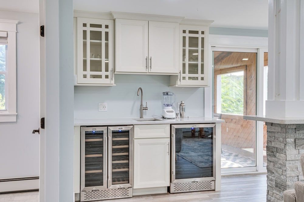 Golf, Hike & Explore: Family Home in Pembroke!