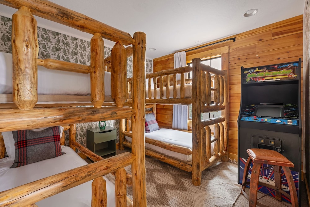 Bears Den Way Resort Cabin w Games Hot Tub View Mins From Dollywood