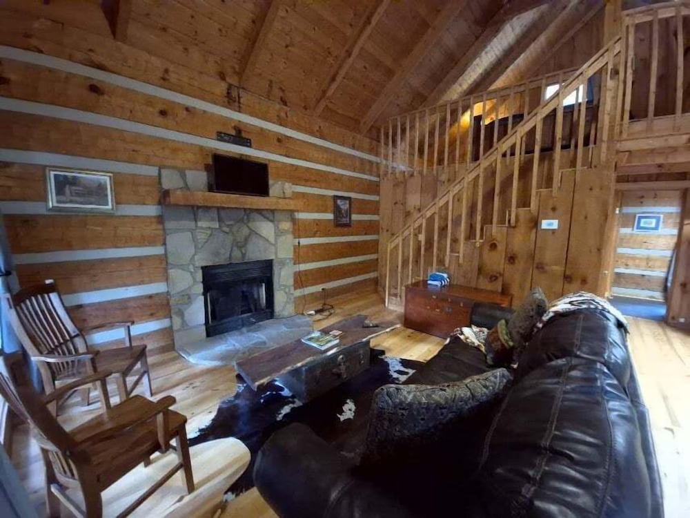 The Fur Traders Cabin- Pigeon Forge 2 Bedroom Cabin