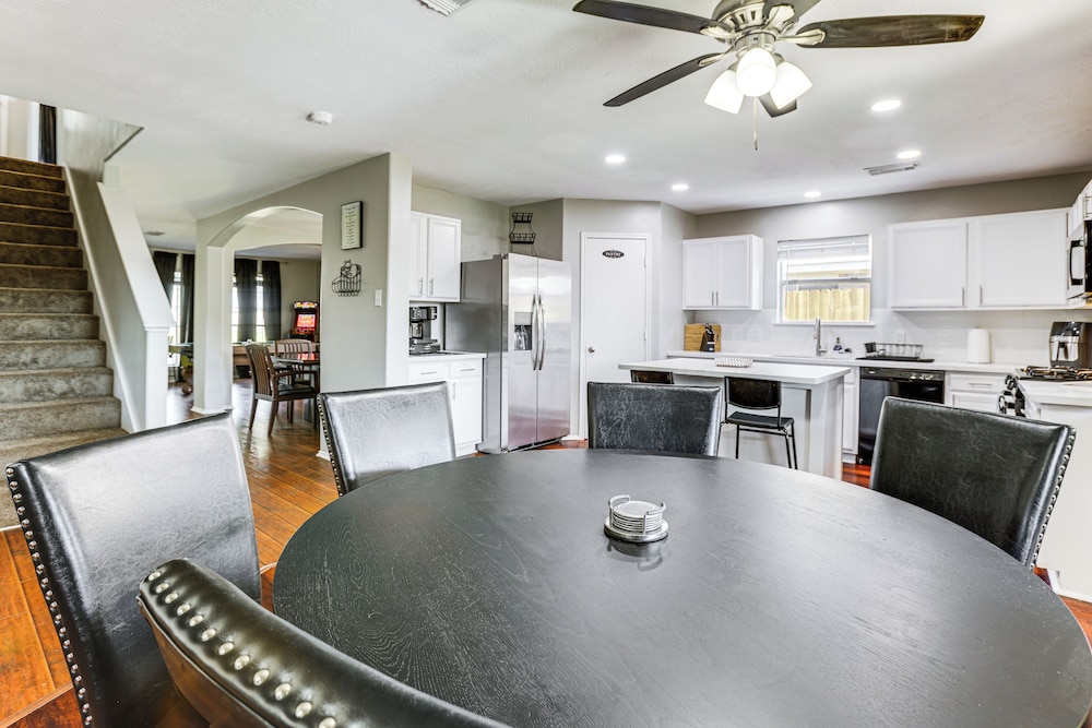 Solar-powered Home w/ & Game Room & Gym in Houston