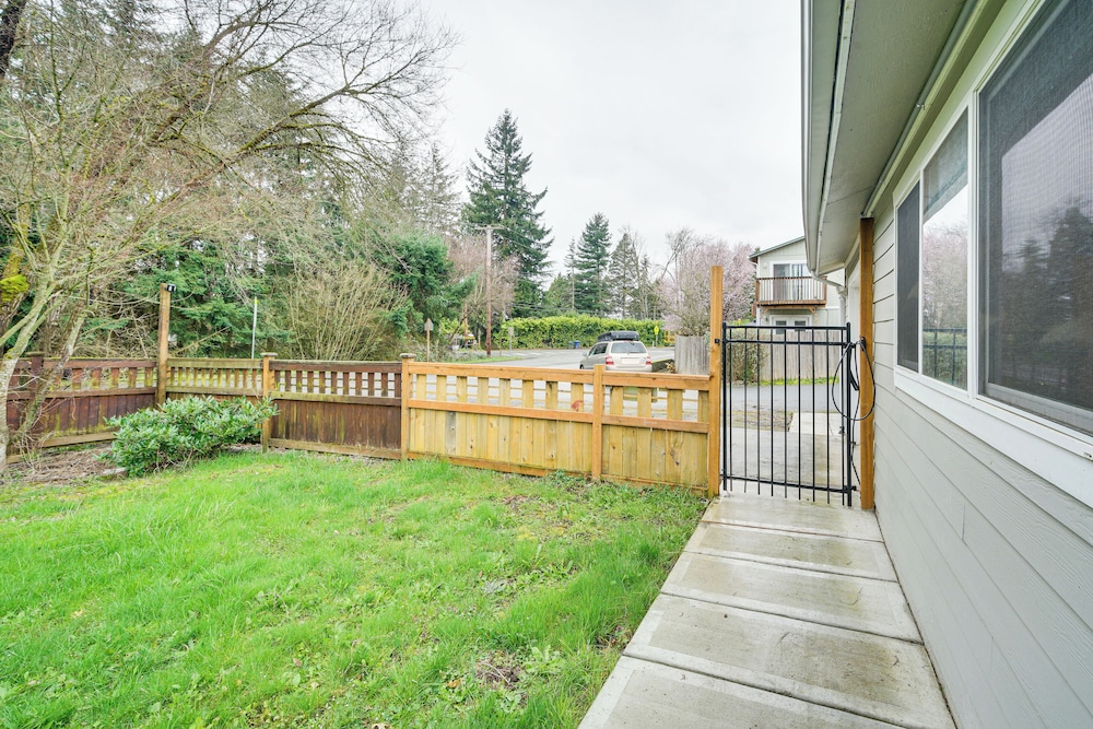 14 Mi to Dtwn Seattle: Sleek Home w/ Large Yard