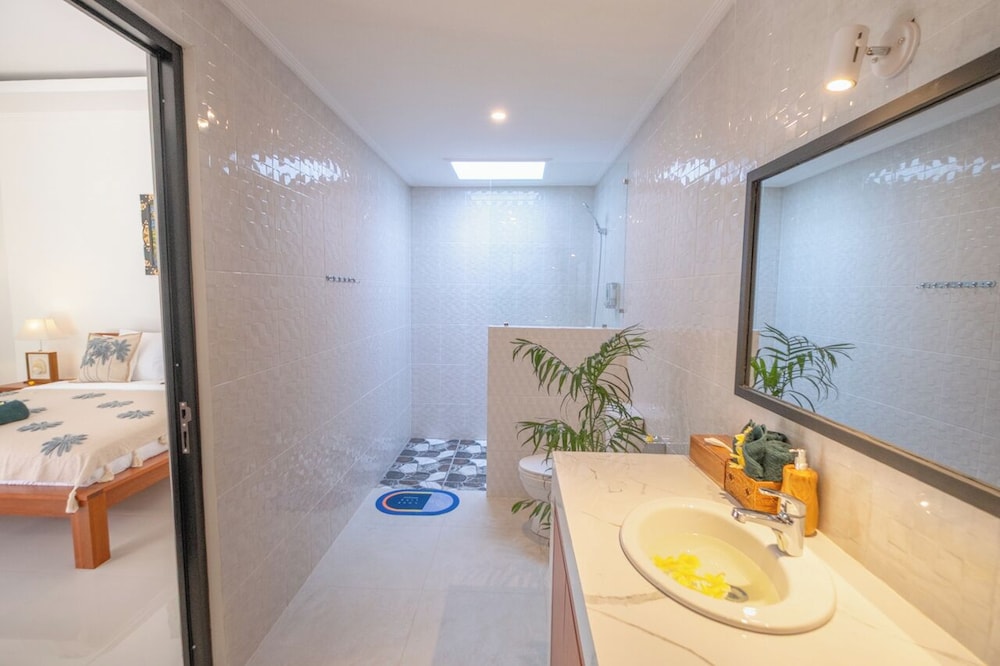 Crystal Flow Guest House & Apartment Canggu