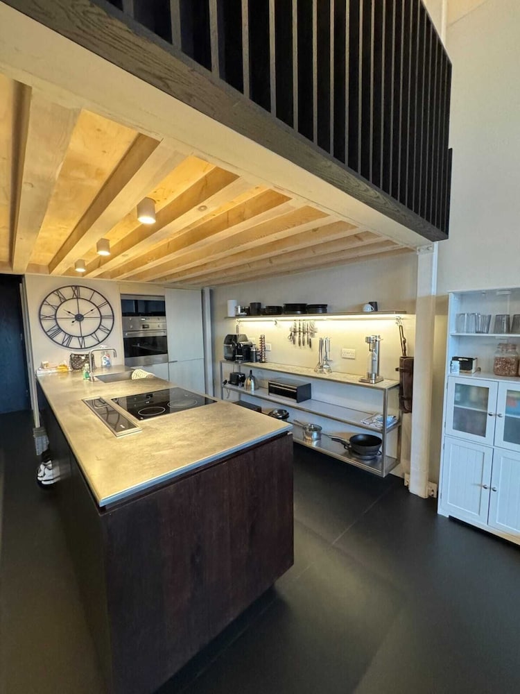 Industrial-chic 1BD Loft by the River Fulham!