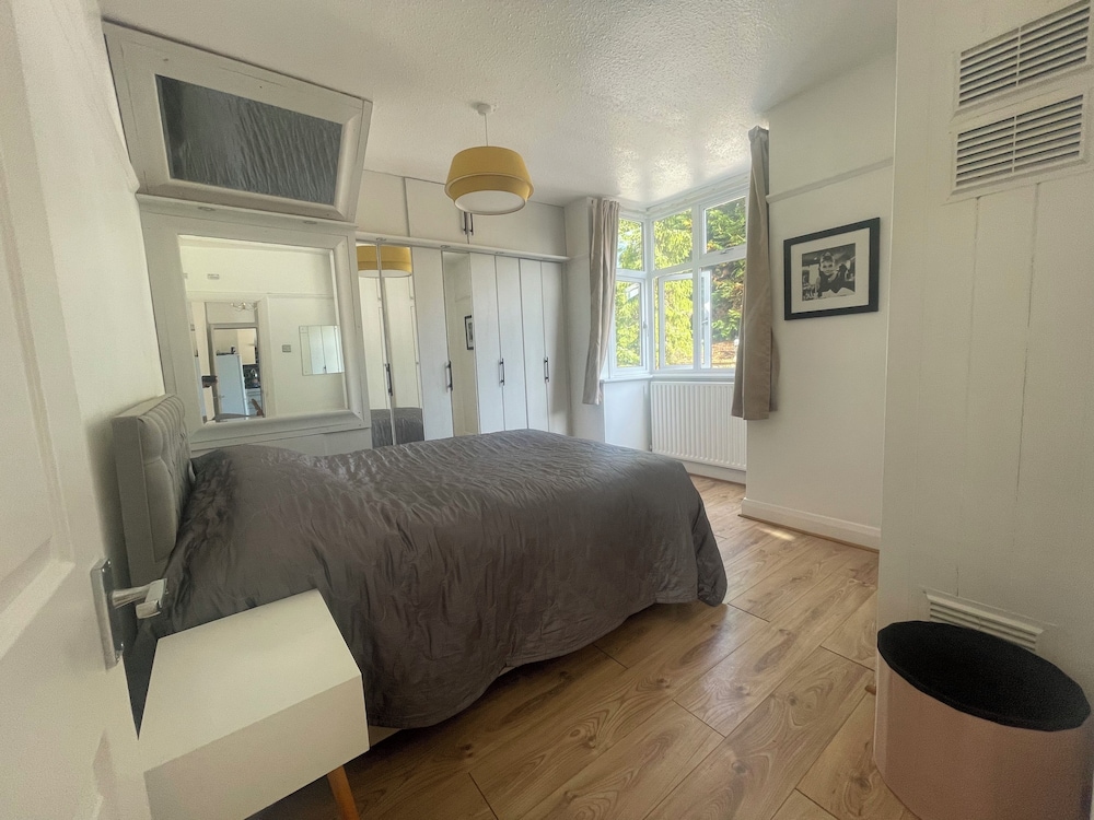 Immaculate 2-bed House in Potters Bar view 2