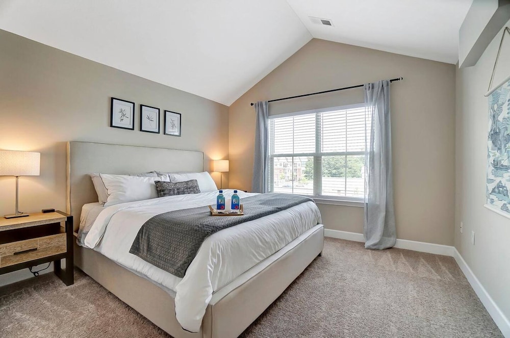 King Bed Top Floor Washer Dryer Balcony Wifi