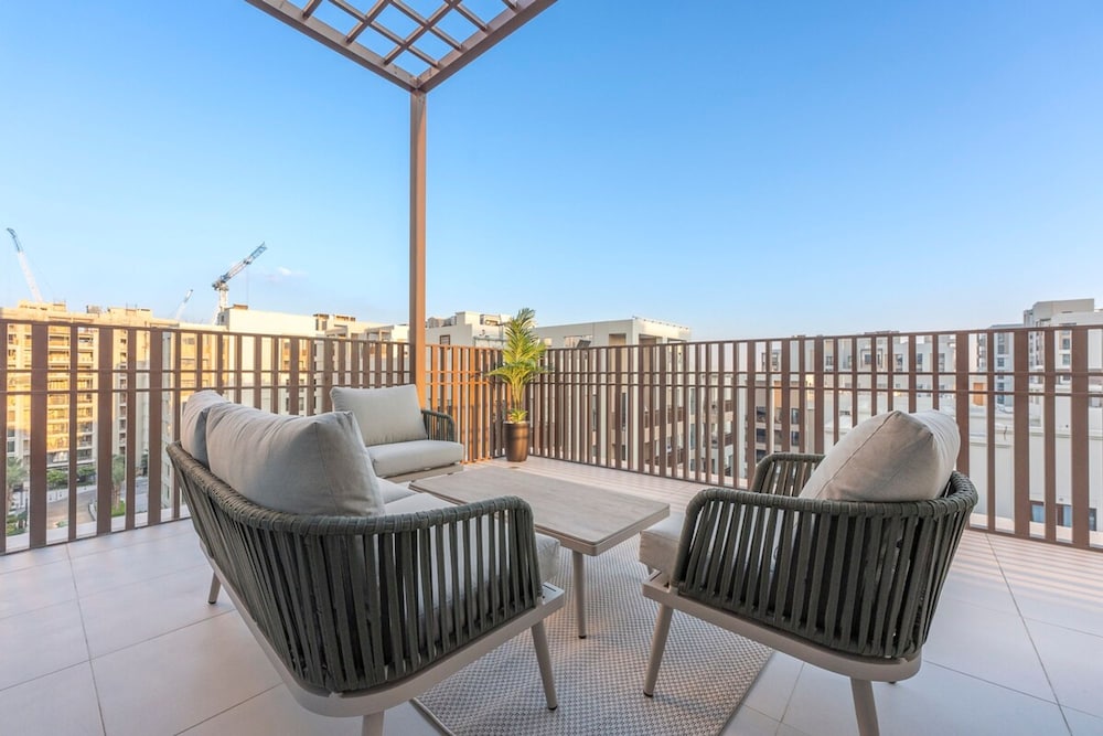 Peaceful 4-bedroom Bright Kitchen Space in Dubai Creek Harbour