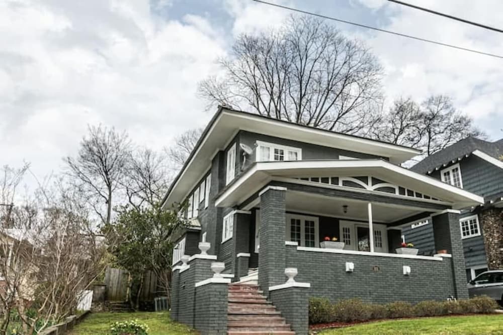 29th Street Trendy Lakeview Craftsman 8
