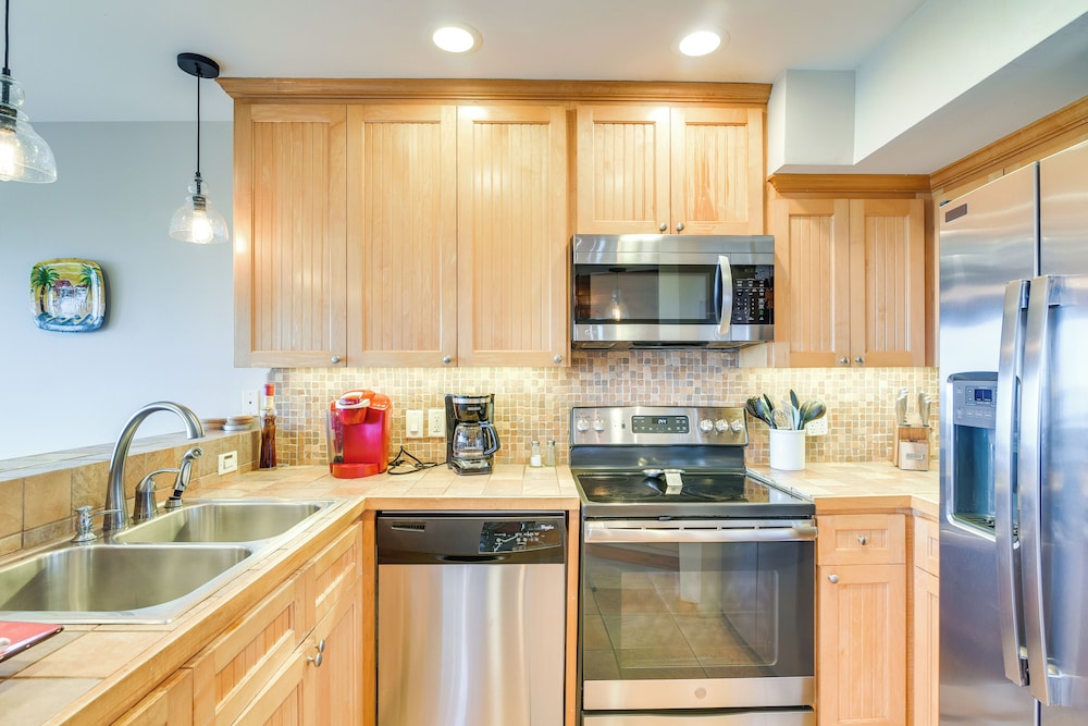 Oceanfront Home w/ Beach Access in Galveston