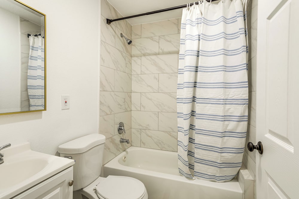 4 Mi to Gaylord Rockies: Modern Aurora Apartment