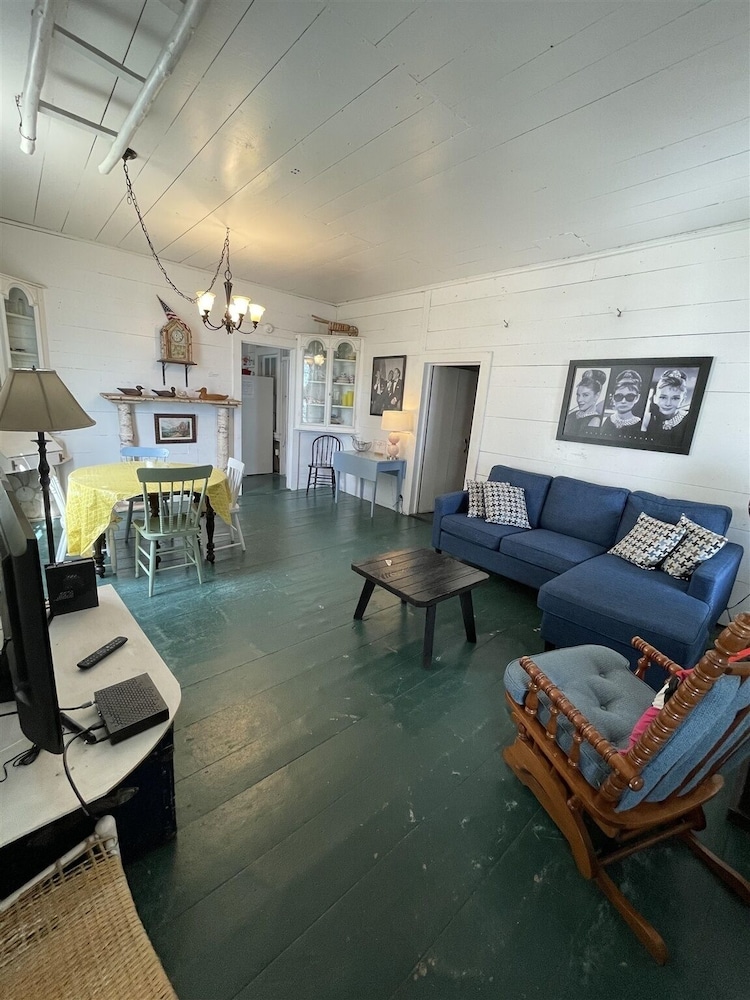 Friendly Inn Limit 5 3 Bedroom Cottage view 2