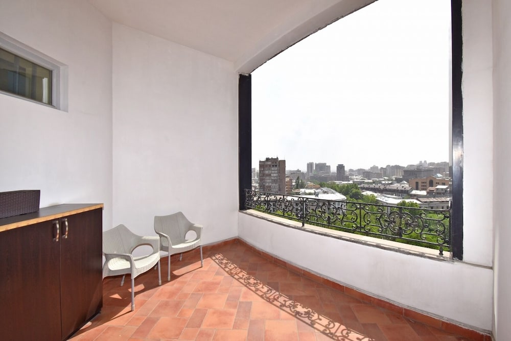 Spacious Apartment by Luxe Group TT606