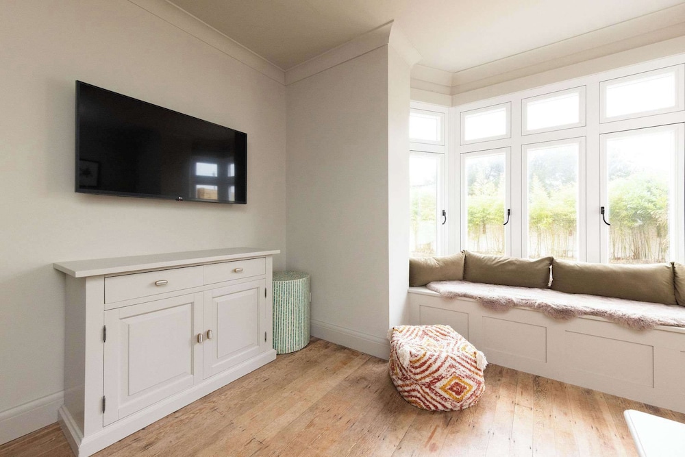 Newly Renovated Beachside Retreat for 10