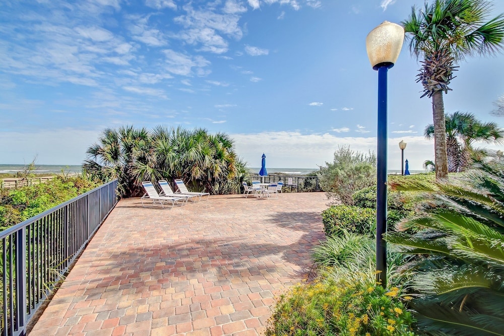 Ocean View Condo, Easy Acces to the Pool and Private Walkway to the Beach by RedAwning