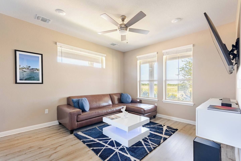 Luxury 2S Condo Hot Tub Gym Pool Airport