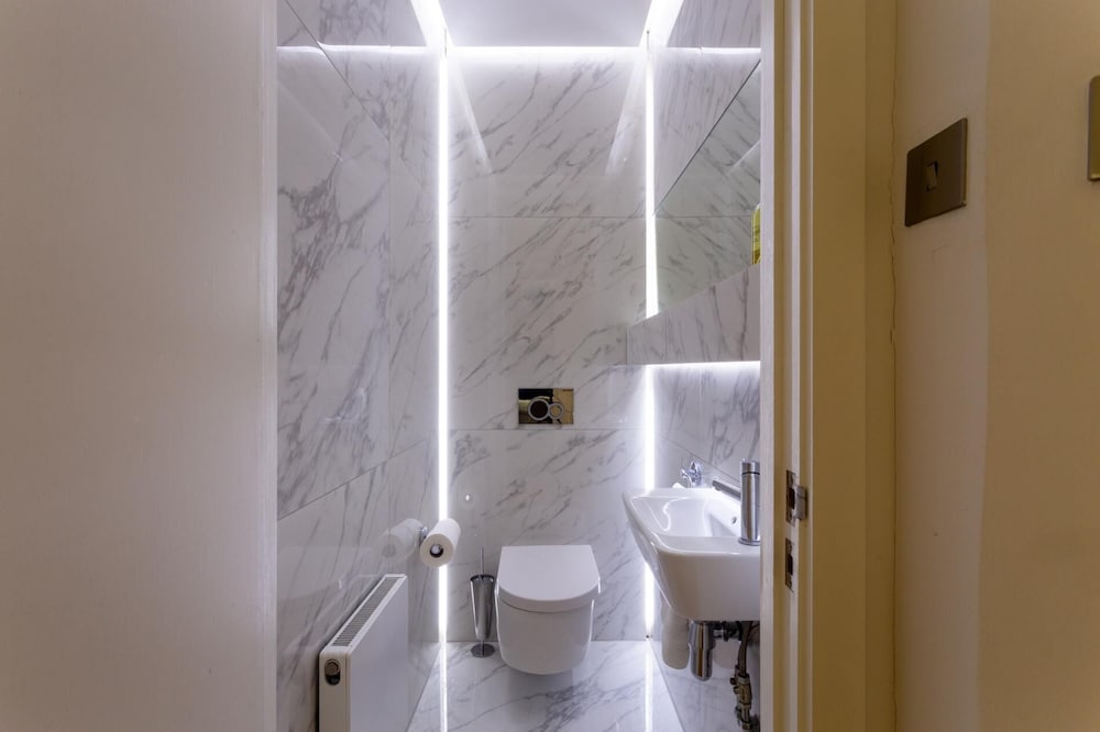 NEW Stunning 5BD Kensington House