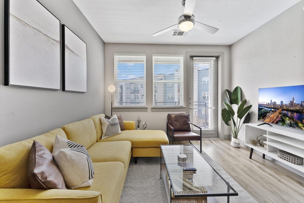 Elegant 1BR King Suite Close to DT w Fast Wifi - Image 5