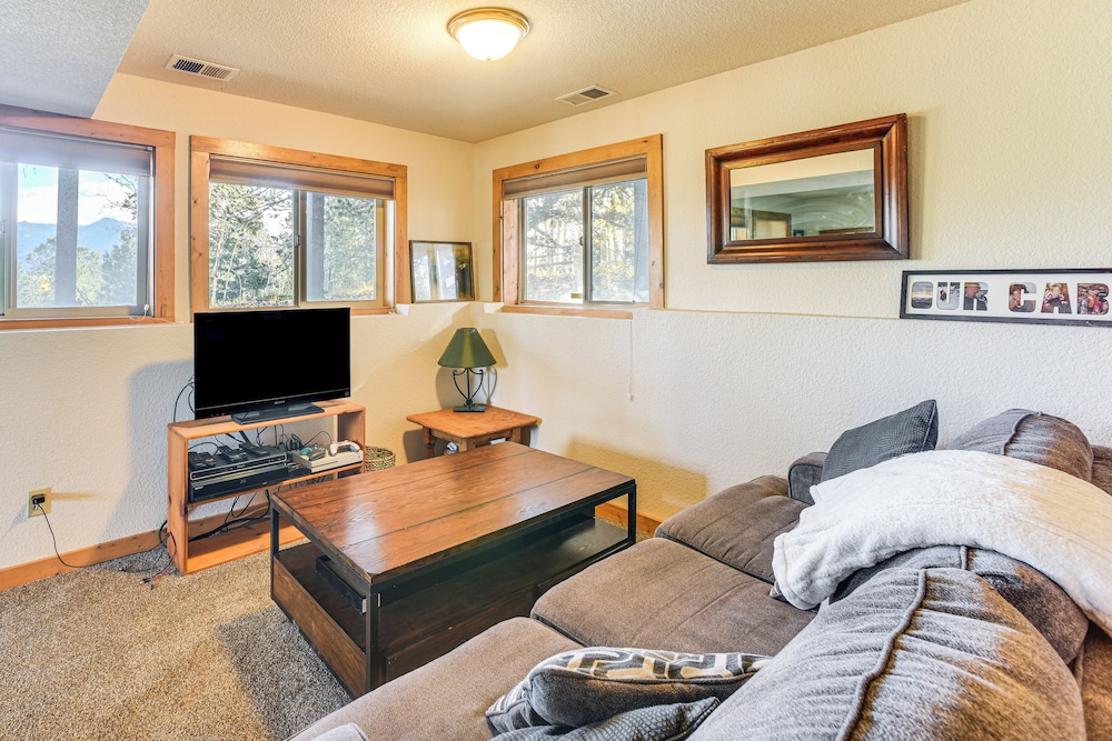 Hot Tub & Peak Views: Cripple Creek Cabin