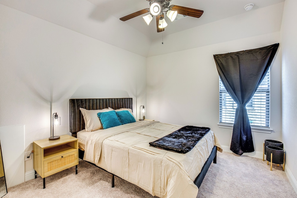 6 Mi to Lake Lewisville: Chic Retreat in Frisco!