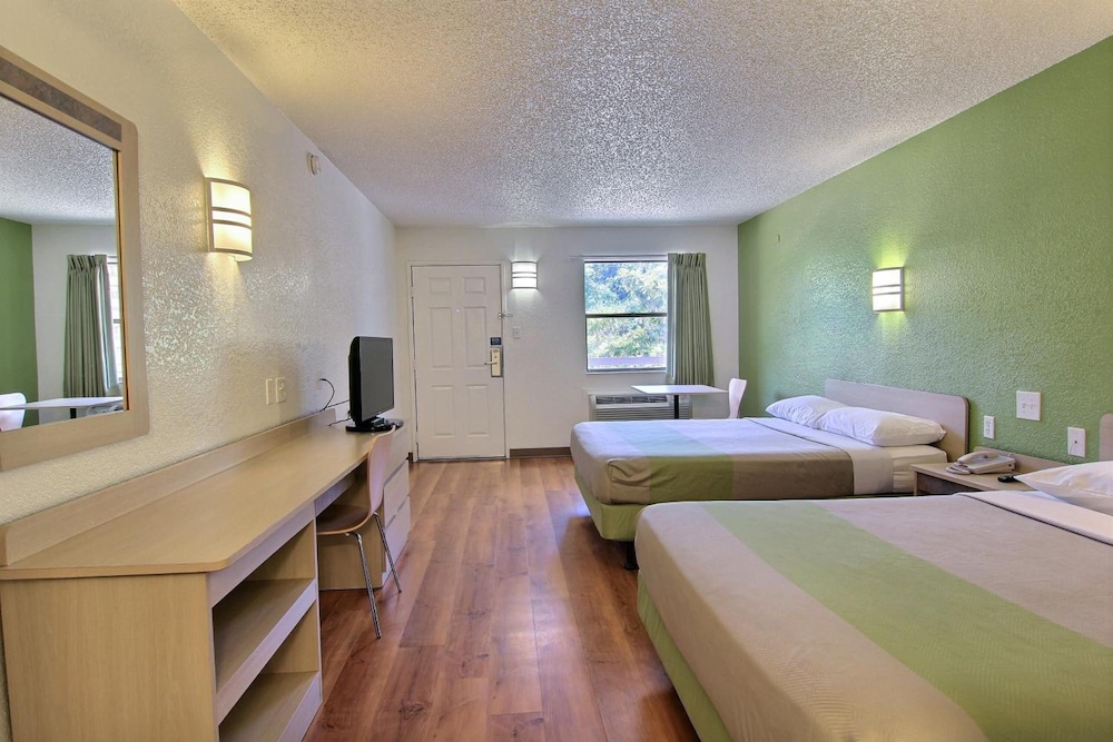 Motel 6 Austin, TX - Central Downtown UT