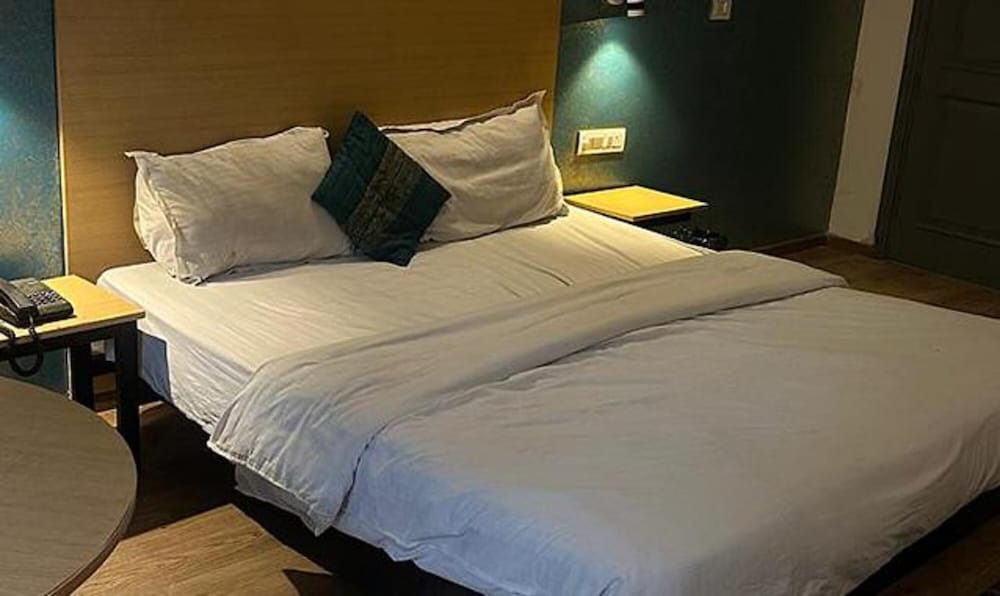 Fabhotel Royal Spark Inn