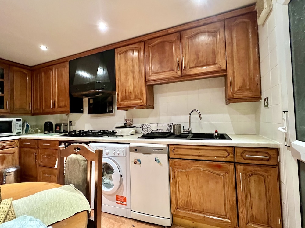 Stunning 3-bed House in Enfield, can Sleep 10 view 5