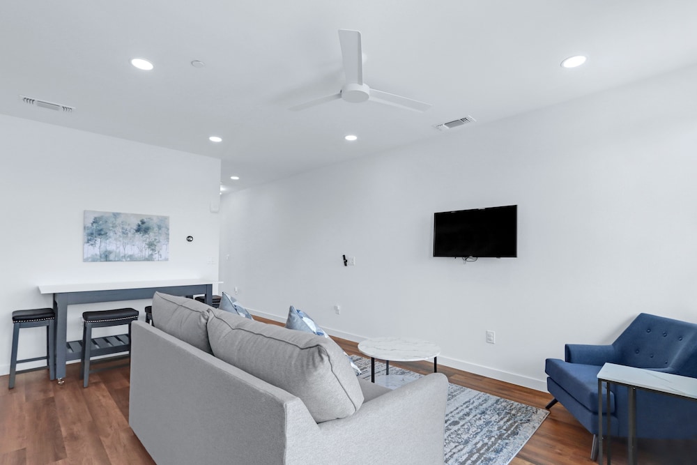Chic Condo Minutes to Downtown, Gruene, & More