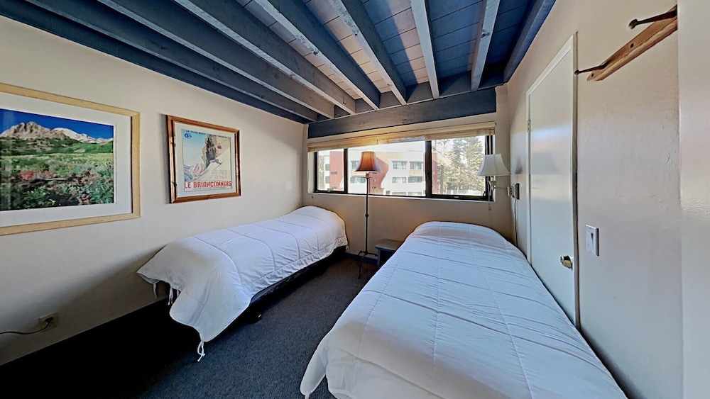 Large Upgraded 4 Bedroom Condo in Mammoth! Easy access To Hot Tubs, Pool, Sauna by RedAwning view 2