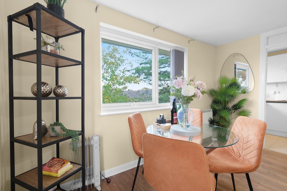 Modern 2 Bedroom Apt in Broadlands Court