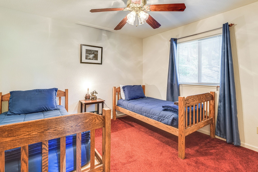 Hike, Swim, Golf: Family Retreat in Arnold!
